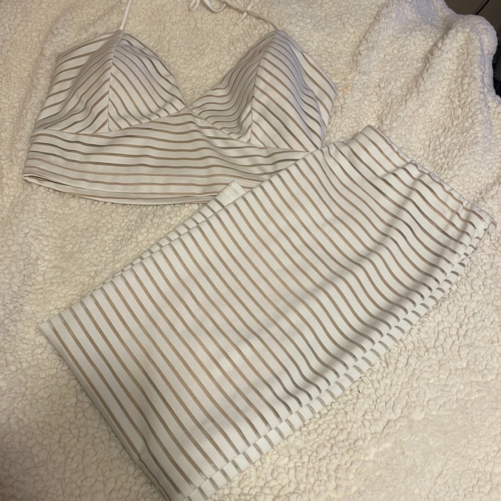 Two piece set - Picture 2 of 8